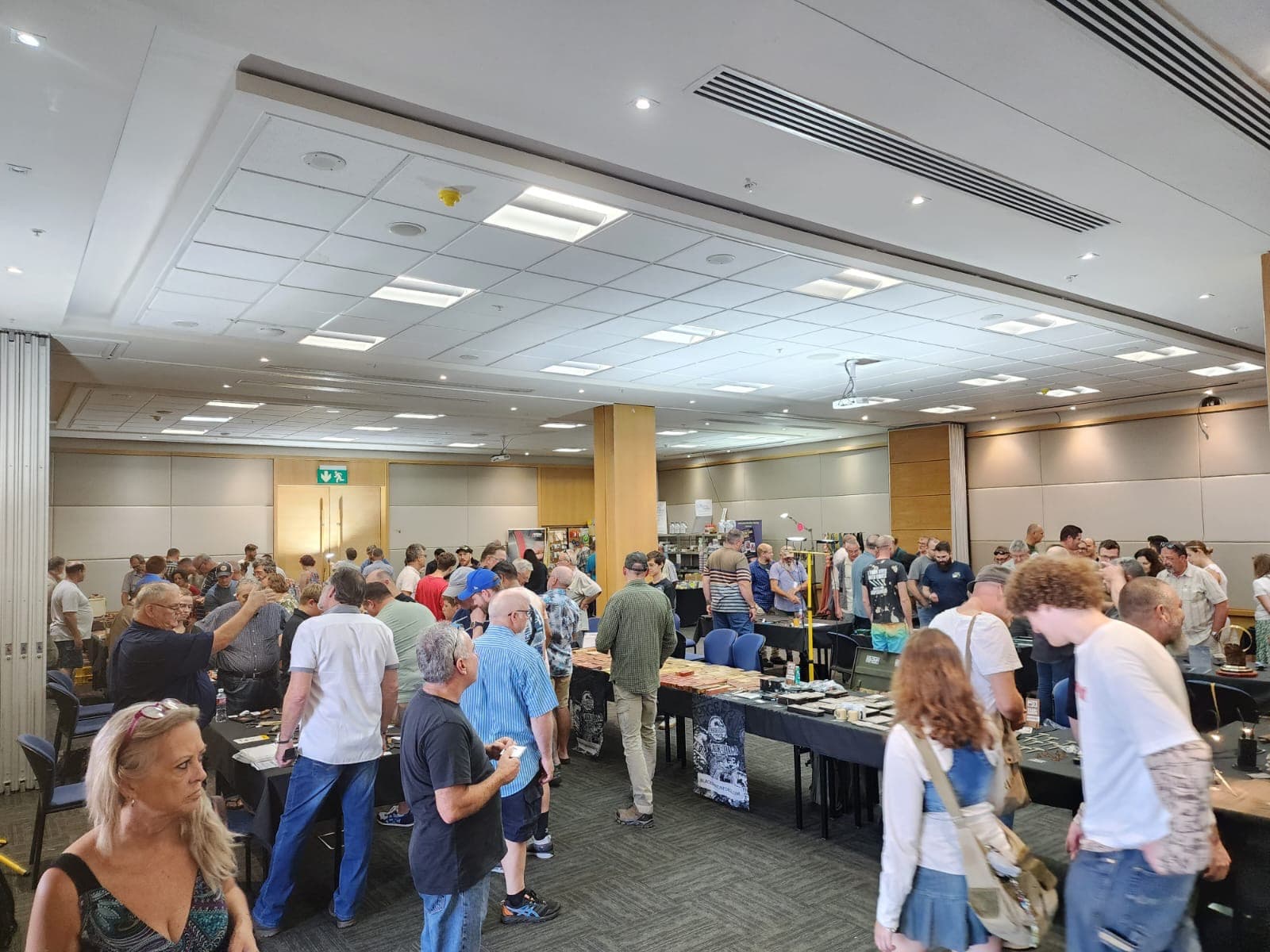 Knife show attendees